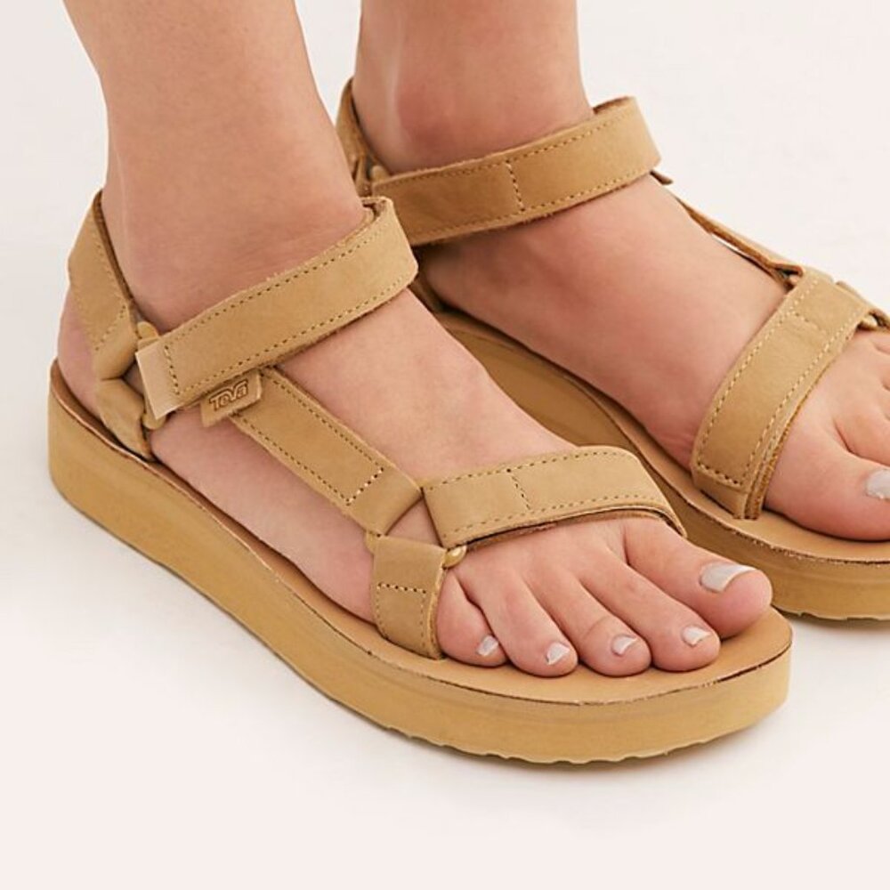 Teva Midform Universal Leather Sandal in Desert Sand